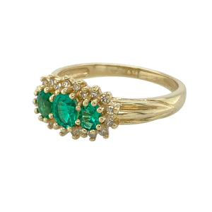 Bring timeless elegance and vibrant colour to your collection with this pre-owned 9ct yellow gold diamond and green stone set trilogy cluster ring, offering a classic design with luxurious detail, featuring:

Design: A sophisticated trilogy cluster ring with a central emerald-coloured green stone flanked by two smaller matching stones, all encircled by a sparkling halo of diamonds for added brilliance and depth.