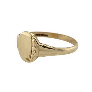 Bring classic elegance to your collection with this pre-owned 9ct yellow gold oval patterned signet ring, offering timeless style with a refined decorative touch, perfect for everyday wear or special occasions.

Design: The oval-shaped head features detailed patterning, creating a traditional yet distinctive look that adds character and sophistication.
Material: Made from 9-carat yellow gold, the polished finish enhances the warm tone and sharp detailing across the patterned face.