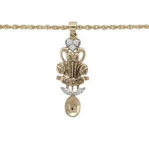 Bring sparkling tradition to your collection with this pre-owned 9ct yellow and white gold Welsh Three Feathers lovespoon pendant, set with cubic zirconia and suspended from a 20" Prince of Wales chain—perfect for celebrating heritage with added brilliance.

Design: The pendant combines the symbolic Welsh Three Feathers with a heart-shaped lovespoon design, representing loyalty, love, and national pride, enhanced with shimmering cubic zirconia accents.