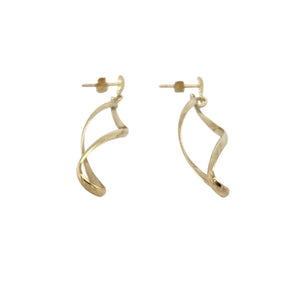 Bring graceful movement and classic shine to your collection with these pre-owned 9ct yellow gold twist drop earrings, offering an elegant and lightweight design—perfect for everyday sophistication or special occasions.

Design: Each earring features a twisted drop design, creating fluid lines and gentle shimmer with every movement for a timeless and feminine look.
Material: Made from 9-carat yellow gold, the polished finish enhances the smooth curves and adds a radiant golden glow.
