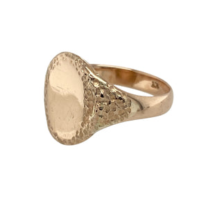 Bring refined warmth and classic style to your collection with this pre-owned 9ct rose gold oval signet ring, offering timeless elegance with a subtle decorative twist—perfect for everyday wear or personal engraving.

Design: The ring features a plain 14mm high oval face, ideal for engraving, complemented by delicately patterned shoulders that add vintage-inspired detail.
