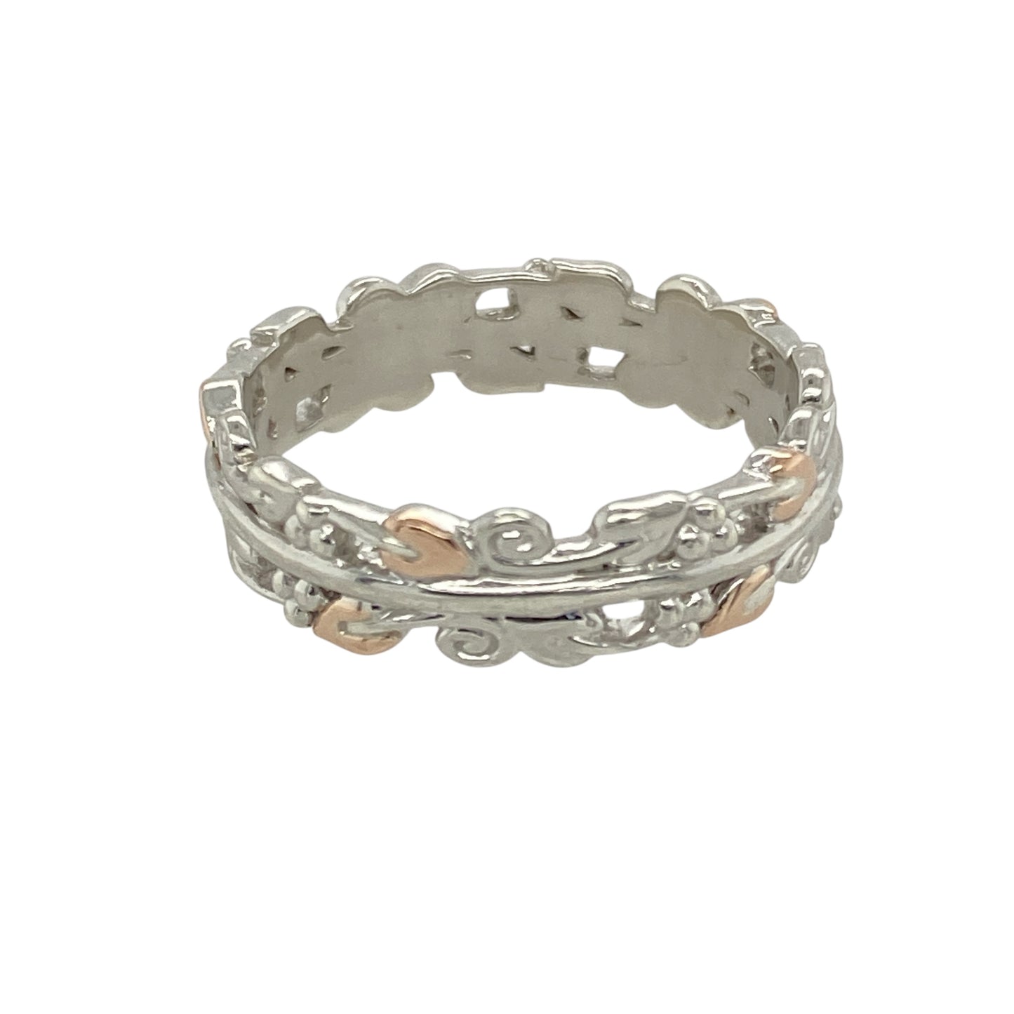 Celebrate heritage and natural beauty with this pre-owned 925 silver and 9ct rose gold Clogau Tree of Life band ring—a symbolic design with timeless elegance and depth.

Design: This 6mm wide band features the iconic Tree of Life motif in flowing vine and leaf patterns, elegantly highlighted with 9ct rose gold detailing.
Material: Made from sterling silver with accents of 9-carat rose gold, the mixed-metal design reflects the harmony and richness of nature.
