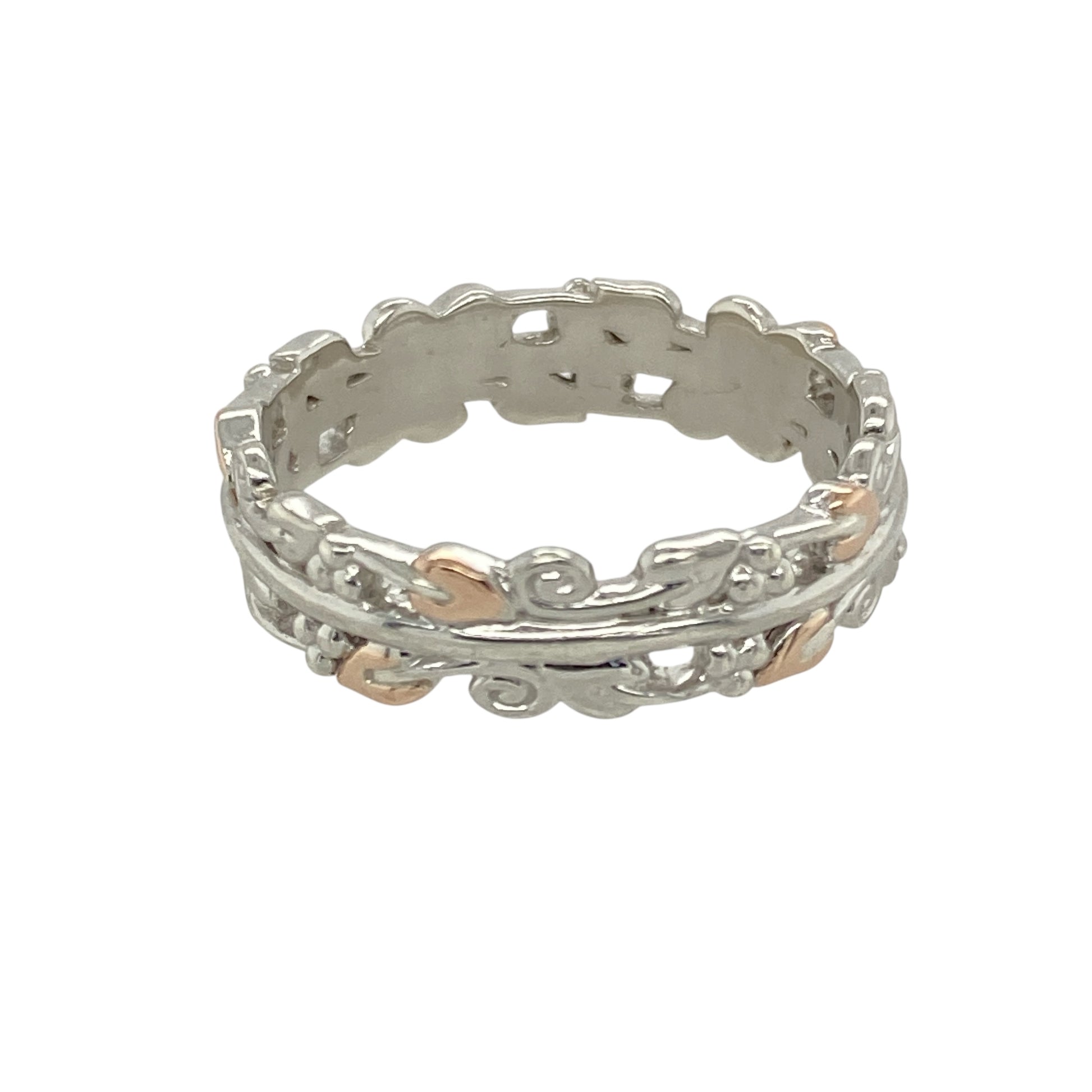 Celebrate heritage and natural beauty with this pre-owned 925 silver and 9ct rose gold Clogau Tree of Life band ring—a symbolic design with timeless elegance and depth.

Design: This 6mm wide band features the iconic Tree of Life motif in flowing vine and leaf patterns, elegantly highlighted with 9ct rose gold detailing.
Material: Made from sterling silver with accents of 9-carat rose gold, the mixed-metal design reflects the harmony and richness of nature.
