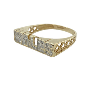 Show your pride in style with this pre-owned 9ct yellow gold Wales ring—featuring sparkling detail and a bold, heritage-inspired design.

Design: The ring showcases a prominent "Wales" design across the front, measuring approximately 5.5cm high, and is set with brilliant cubic zirconia stones for eye-catching sparkle. Open basket-style shoulders add lightness and structure to the overall look.
