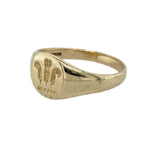 Load image into Gallery viewer, Show your pride and heritage with this pre-owned 9ct yellow gold Welsh Three Feathers signet ring—classic in style with symbolic meaning.

Design: The ring features the iconic Welsh Three Feathers emblem engraved on a 9mm high oval face, offering a proud and polished tribute to national identity.
Material: Made from 9-carat yellow gold, the smooth, polished finish highlights the detailed crest and provides a timeless, elegant look.
