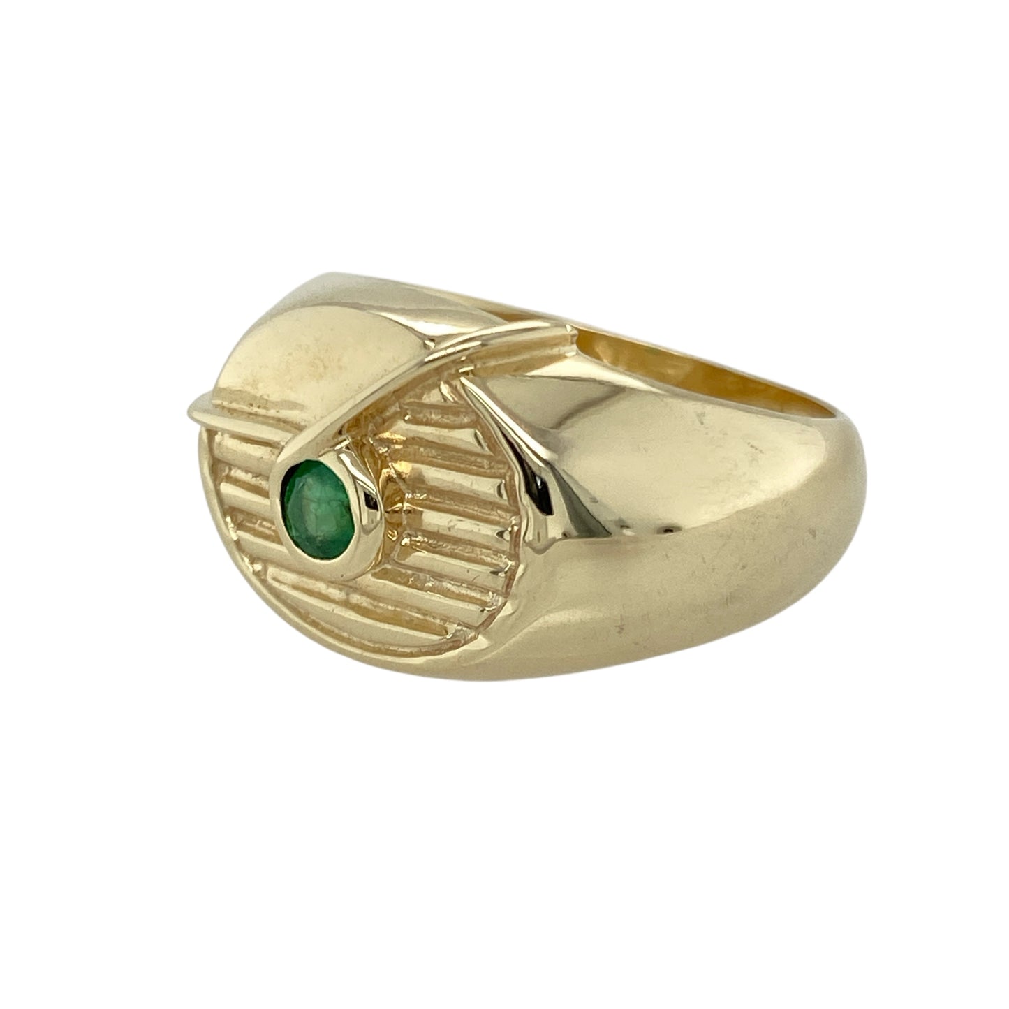 Make a bold and elegant statement with this pre-owned 9ct yellow gold emerald set oval signet ring—rich in style, heritage, and colour.

Design: The ring features a 14mm high oval face with a central round emerald approximately 3.5mm in diameter, set against a striped-style patterned background for added depth and texture.
Material: Made from 9-carat yellow gold, the polished finish enhances the bold design while complementing the vibrant green hue of the emerald.
