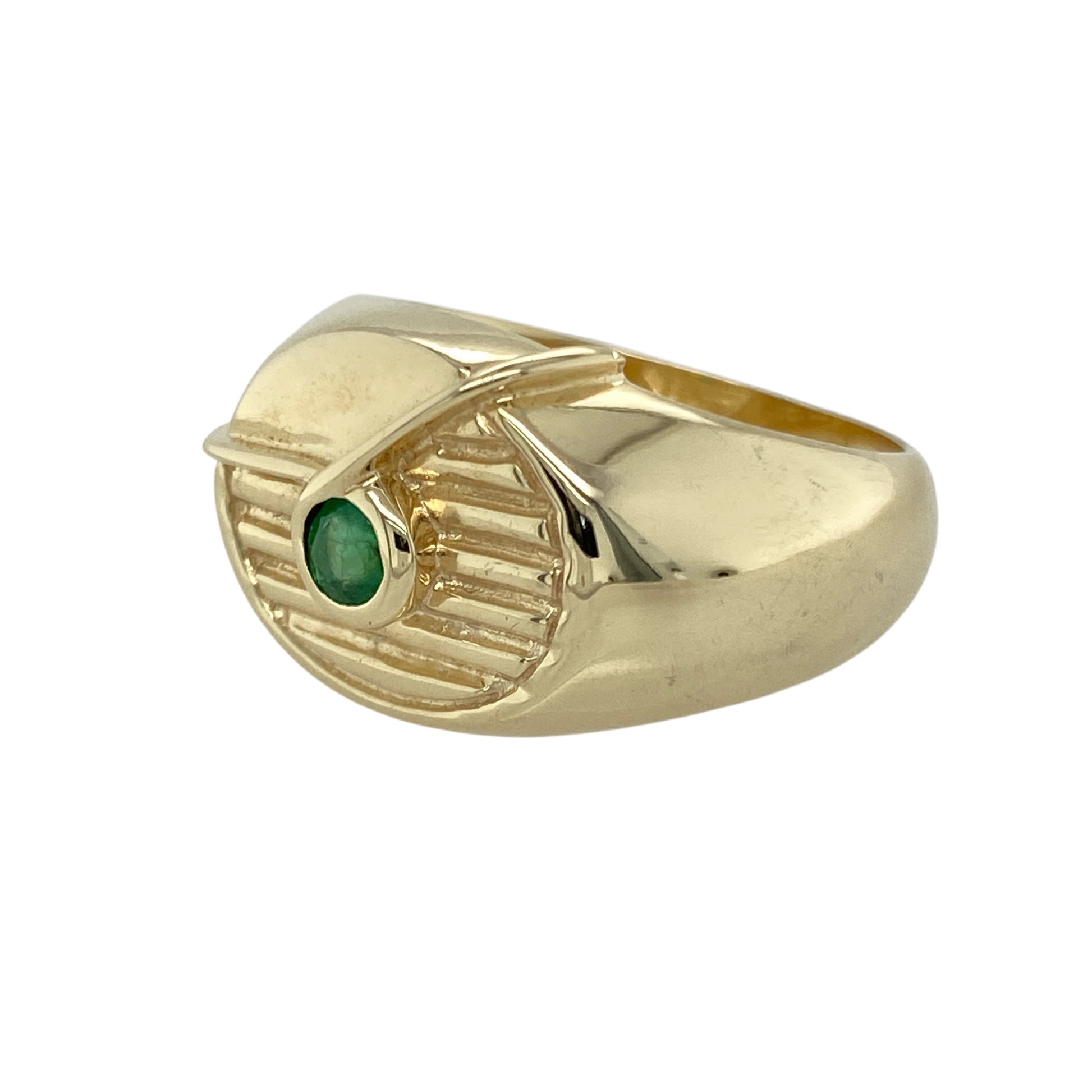 Make a bold and elegant statement with this pre-owned 9ct yellow gold emerald set oval signet ring—rich in style, heritage, and colour.

Design: The ring features a 14mm high oval face with a central round emerald approximately 3.5mm in diameter, set against a striped-style patterned background for added depth and texture.
Material: Made from 9-carat yellow gold, the polished finish enhances the bold design while complementing the vibrant green hue of the emerald.
