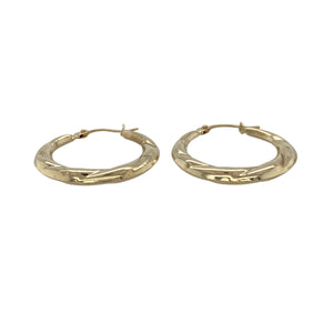 Add subtle texture and timeless style to your jewellery collection with these pre-owned 9ct yellow gold patterned hoop creole earrings—lightweight, elegant, and easy to wear.

Design: These classic creole earrings feature a hoop shape with intricate patterning that adds depth and a touch of vintage-inspired charm.
Material: Made from 9-carat yellow gold, the polished finish enhances the detailed design and provides a warm, traditional glow.
