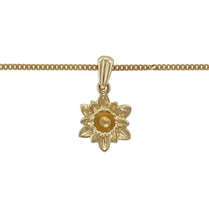 Add floral elegance and a touch of heritage to your collection with this pre-owned 9ct yellow gold daffodil pendant necklace—graceful, symbolic, and full of timeless charm.

Design: The pendant features a beautifully detailed daffodil design, measuring 2.2cm long including the bail, capturing the delicate form of the national flower of Wales.
Material: Made from 9-carat yellow gold, the polished finish enhances the fine detailing and adds a warm, radiant glow.

