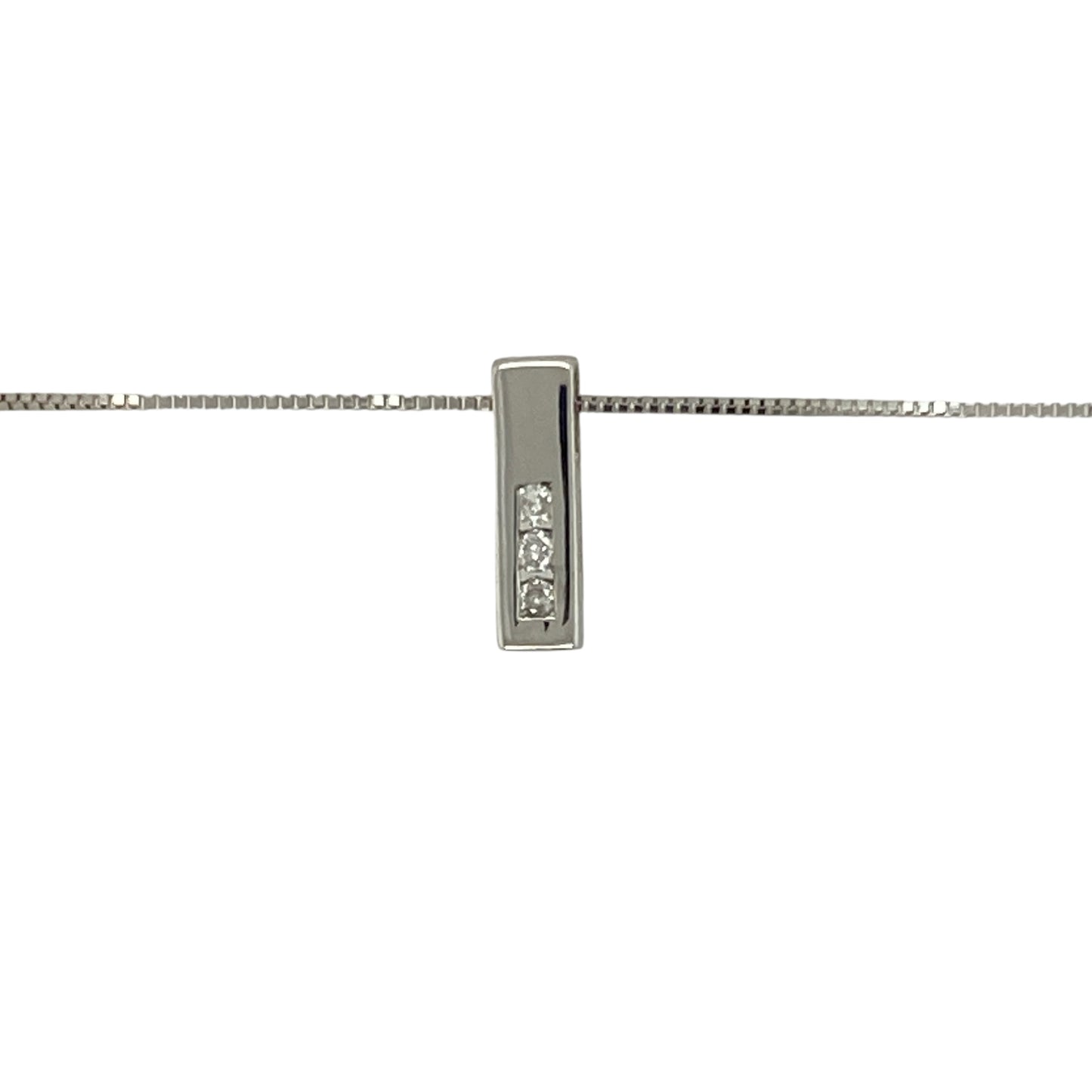 Bring sleek sparkle and minimalist elegance to your collection with this pre-owned 9ct white gold bar pendant necklace, featuring a fine diamond accent—perfect for everyday sophistication or subtle layering.

Design: The pendant measures 11mm long and is styled as a slim vertical bar, set with a single sparkling diamond for a clean and modern look. It hangs from a delicate 16" fine box chain that complements the pendant’s refined design.
