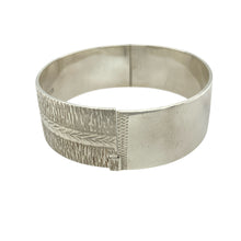 Load image into Gallery viewer, Bring bold elegance and timeless craftsmanship to your collection with this pre-owned 925 silver patterned bangle, featuring intricate detailing and a substantial design—perfect for statement styling or refined everyday wear.

Design: The bangle features a beautifully detailed patterned surface across its entire width, adding texture and visual interest. Measuring 18mm wide with a 6cm internal diameter, it offers a bold and structured silhouette.

