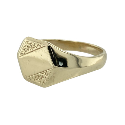 Add geometric style and classic detail to your collection with this pre-owned 9ct yellow gold six sided signet ring—perfect for a bold look with vintage character.

Design: The ring features an 11mm high six-sided front with patterned edging, offering a unique angular shape combined with refined detailing.
Material: Made from 9-carat yellow gold, the polished finish enhances the warm tone of the gold and draws attention to the textured border.
