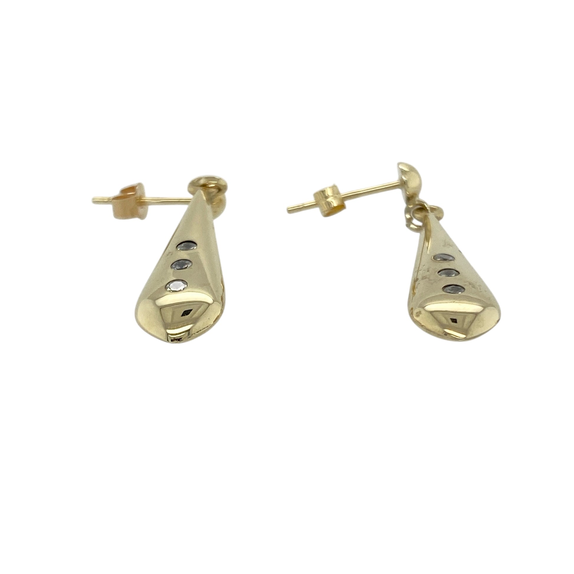 Add delicate sparkle and graceful movement to your collection with these pre-owned 9ct yellow gold and cubic zirconia set drop earrings—perfect for timeless elegance with a refined finish.

Design: Each earring features a classic drop style adorned with sparkling cubic zirconia, offering subtle shine and a touch of sophistication.
Material: Made from 9-carat yellow gold, the polished finish enhances the brilliance of the stones and adds warmth to the overall design.
