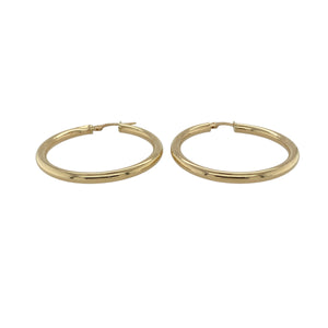 Add a timeless touch of everyday elegance to your collection with these pre-owned 9ct yellow gold plain hoop Creole earrings—ideal for effortless styling from day to night.

Design: Featuring a classic Creole silhouette, these hoops offer a softly curved shape with a polished finish that reflects light beautifully.
Material: Made from 9-carat yellow gold, the warm tone enhances their understated yet refined look.
