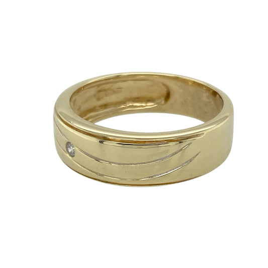 Add elegant movement and subtle sparkle to your collection with this pre-owned 9ct yellow gold diamond set band ring—a bold yet refined piece with unique detailing.

Design: The 7mm wide front features a flowing wave pattern across the band, with a single diamond set at the centre for a touch of brilliance.
Material: Made from 9-carat yellow gold, the polished finish enhances the wave motif and draws attention to the central diamond accent.
