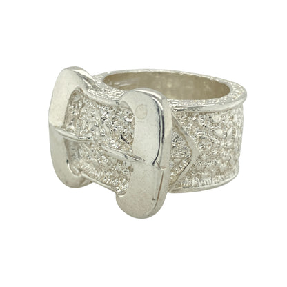 Bring bold style and striking detail to your collection with this new 925 silver patterned double buckle ring, offering a statement design and powerful presence—perfect for those who love standout pieces with character.

Design: The ring features an eye-catching double buckle front measuring 22mm high, detailed with intricate patterning that adds depth and a unique, textured look. The buckle motif symbolises strength and connection, making it a memorable focal point.
