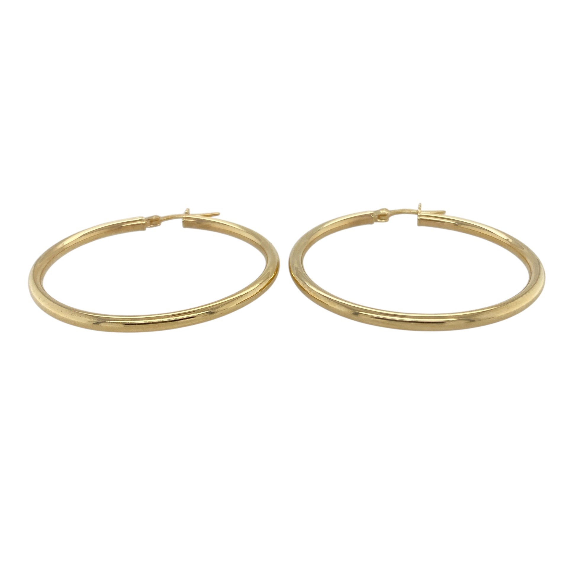 Bring timeless elegance and effortless shine to your collection with these new 9ct yellow gold plain hoop creole earrings, offering a sleek design and versatile style—perfect for adding a classic touch to any look.

Design: The earrings feature a smooth and minimalist hoop creole style, measuring approximately 39mm in diameter. The clean lines and simple silhouette make them a timeless and easy-to-wear choice for any occasion.
