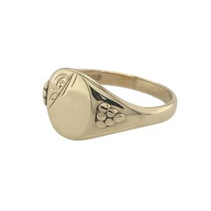 Bring refined detail and vintage character to your collection with this pre-owned 9ct yellow gold patterned oval signet ring—a classic piece with timeless style and personal charm.

Design: The ring features a 12mm high oval-shaped front with intricate engraved detailing, offering a traditional look with added decorative appeal.
Material: Made from 9-carat yellow gold, the polished finish enhances the engraved pattern and brings out the warmth and richness of the metal.
