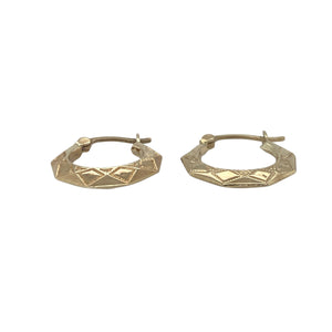 Bring subtle texture and classic shine to your collection with these pre-owned 9ct yellow gold patterned creole earrings—an elegant design with everyday versatility and timeless appeal.

Design: The earrings feature a traditional creole shape with delicate engraved patterns, adding a refined touch of texture to their curved silhouette.
Material: Made from 9-carat yellow gold, the polished finish enhances the intricate detailing and gives a soft, radiant glow.
