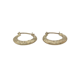 Bring delicate detail and natural elegance to your collection with these pre-owned 9ct yellow gold small leaf patterned hoop creole earrings—a light and graceful design with timeless charm.

Design: The earrings feature a classic hoop creole shape adorned with an engraved leaf pattern, offering a subtle nod to nature with refined texture.
Material: Made from 9-carat yellow gold, the polished finish enhances the fine detailing while giving a warm and gentle glow.
