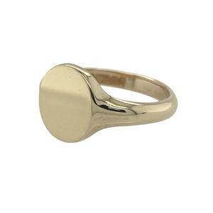 Bring classic form and polished elegance to your jewellery collection with this pre-owned 9ct yellow gold oval plain signet ring—offering timeless style with a bold, refined finish.

Design: A smooth, 11mm high oval face sits at the front, creating a clean and traditional silhouette perfect for everyday wear or personalisation.
Material: Made from 9-carat yellow gold, the polished surface enhances the warm glow of the metal for a sleek and sophisticated look.
