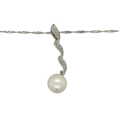 Add elegant movement and classic beauty to your collection with this pre-owned 9ct white gold twist pendant necklace, featuring a lustrous pearl and delicate diamond accents.

Design: The pendant measures 3.1cm in length and features a graceful twist design, set with a single 8mm pearl and accented by small diamonds for refined sparkle.
Material: Made from 9-carat white gold, the polished finish enhances the brilliance of the diamonds and the soft glow of the pearl.
