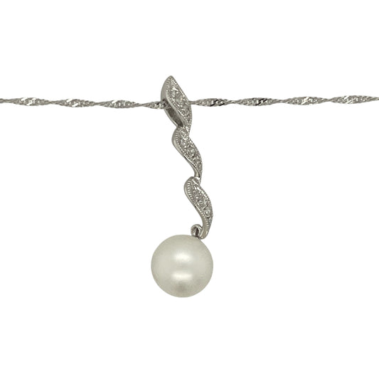 Add elegant movement and classic beauty to your collection with this pre-owned 9ct white gold twist pendant necklace, featuring a lustrous pearl and delicate diamond accents.

Design: The pendant measures 3.1cm in length and features a graceful twist design, set with a single 8mm pearl and accented by small diamonds for refined sparkle.
Material: Made from 9-carat white gold, the polished finish enhances the brilliance of the diamonds and the soft glow of the pearl.
