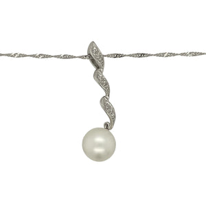 Add elegant movement and classic beauty to your collection with this pre-owned 9ct white gold twist pendant necklace, featuring a lustrous pearl and delicate diamond accents.

Design: The pendant measures 3.1cm in length and features a graceful twist design, set with a single 8mm pearl and accented by small diamonds for refined sparkle.
Material: Made from 9-carat white gold, the polished finish enhances the brilliance of the diamonds and the soft glow of the pearl.
