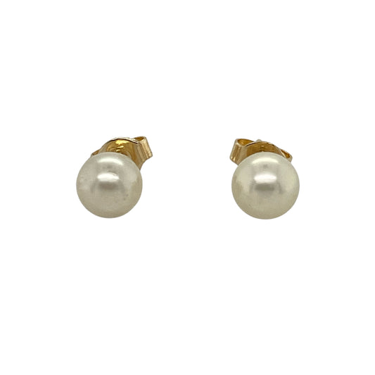 Timeless and elegant, these pre-owned 9ct yellow gold pearl stud earrings offer classic sophistication—perfect for everyday grace or special occasion style.

Design: Each earring features a 6mm round pearl set on a polished gold post, creating a simple yet refined silhouette.
Material: Made from 9-carat yellow gold, the smooth finish complements the soft lustre of the pearls for a warm, graceful look.
