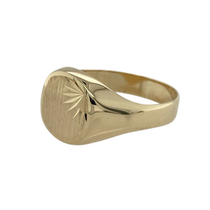 Bring modern texture and subtle detail to your collection with this pre-owned 9ct yellow gold patterned corner brushed finish signet ring—perfect for those who appreciate a sleek yet distinctive style.

Design: The ring features a 10mm high rectangular front with a brushed finish, accented by a patterned corner for a contemporary touch.
Material: Made from 9-carat yellow gold, the brushed surface contrasts beautifully with the polished patterned detail.
