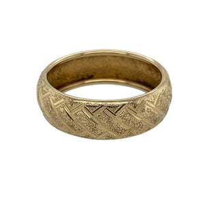 Bring subtle detail and golden elegance to your collection with this pre-owned 14ct yellow gold patterned band ring—a refined design with timeless appeal.

Design: The ring features a 6mm wide band with a decorative patterned finish, adding texture and character to its classic form.
Material: Made from 14-carat yellow gold, the polished surface enhances the intricate patterning and provides lasting shine.
