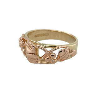 Bring symbolic beauty and heritage style to your collection with this pre-owned 9ct yellow and rose gold Tree of Life ring by Clogau, a meaningful design blending natural inspiration with timeless elegance.

Design: The front of the band measures 8mm wide and features the iconic Tree of Life motif, symbolising growth, strength, and harmony.
Material: Made from 9-carat yellow and rose gold, the two-tone finish enhances the intricate detailing and adds depth to the design.
