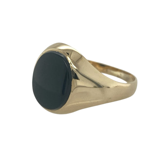 Bring bold contrast and classic style to your collection with this pre-owned 9ct yellow gold onyx signet ring—a timeless design with striking presence.

Design: The ring features an oval onyx stone measuring 11mm by 10mm, creating a strong and distinguished look.
Material: Made from 9-carat yellow gold, the polished finish enhances the deep black of the onyx and adds refined elegance.
Ring Detail: With its bold onyx centre and traditional signet style, this piece balances strength with sophistication.
