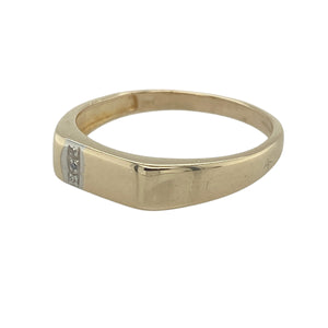 Bring classic style and refined sparkle to your collection with this pre-owned 9ct yellow gold diamond signet ring—a timeless design with subtle elegance.

Design: The ring features a 5mm wide front, accented with diamonds for a touch of brilliance within a traditional signet form.
Material: Made from 9-carat yellow gold, the polished finish enhances the smooth design and the sparkle of the stones.
