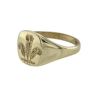 Bring heritage style and bold detail to your collection with this pre-owned 9ct yellow gold three feathers signet ring, offering a traditional design with symbolic character—perfect for statement wear or everyday sophistication.

Design: The ring features an 11mm high rectangular front engraved with the classic three feathers motif, giving it a distinctive and meaningful look.
Material: Made from 9-carat yellow gold, the polished finish highlights the engraving with a warm golden shine.
