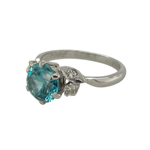 Add a touch of radiant colour and refined sparkle to your collection with this pre-owned 18ct white gold diamond and blue topaz ring—an eye-catching piece perfect for both everyday elegance and special occasions.

Design: The ring showcases an 8mm round-cut blue topaz at the centre, complemented by diamond accents that bring brilliance and balance to the vivid gemstone.
