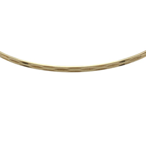 Bring subtle elegance to your collection with this pre-owned 9ct yellow solid gold patterned bangle, a lightweight yet timeless accessory—perfect for everyday wear or stacking with other bangles.

Design: The bangle features a fine patterned finish, adding delicate texture and detail to a classic style.
Material: Made from solid 9-carat yellow gold, the polished surface enhances the warm tone and ensures lasting shine.
