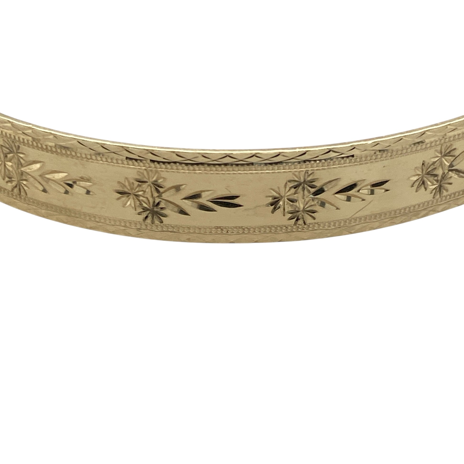 Add timeless style and versatility to your collection with this pre-owned 9ct yellow solid gold expanding patterned bangle, a substantial design with elegant detailing—perfect for both everyday wear and special occasions.

Design: The bangle features an intricate patterned finish with an expanding design, allowing for flexibility and a comfortable fit.
Material: Made from solid 9-carat yellow gold, the polished surface enhances the decorative pattern while ensuring lasting durability and shine.
