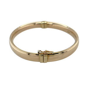 Add classic elegance to your collection with this pre-owned 9ct yellow gold hollow hinged bangle, a timeless accessory with versatile appeal—perfect for everyday wear or special occasions.

Design: The bangle features a smooth polished finish with a hinged opening, combining simplicity with ease of wear.
Material: Made from 9-carat yellow gold, the polished surface enhances the warm tone while the hollow design keeps it lightweight and comfortable.
