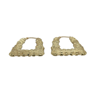 Bring playful style and detailed design to your collection with these pre-owned 9ct yellow gold textured handbag creole earrings—a unique twist on a classic look.

Design: Each earring features a handbag-shaped creole design with a patterned textured finish, adding depth and individuality.
Material: Made from 9-carat yellow gold, the polished surface enhances the warm tone and highlights the decorative detailing.