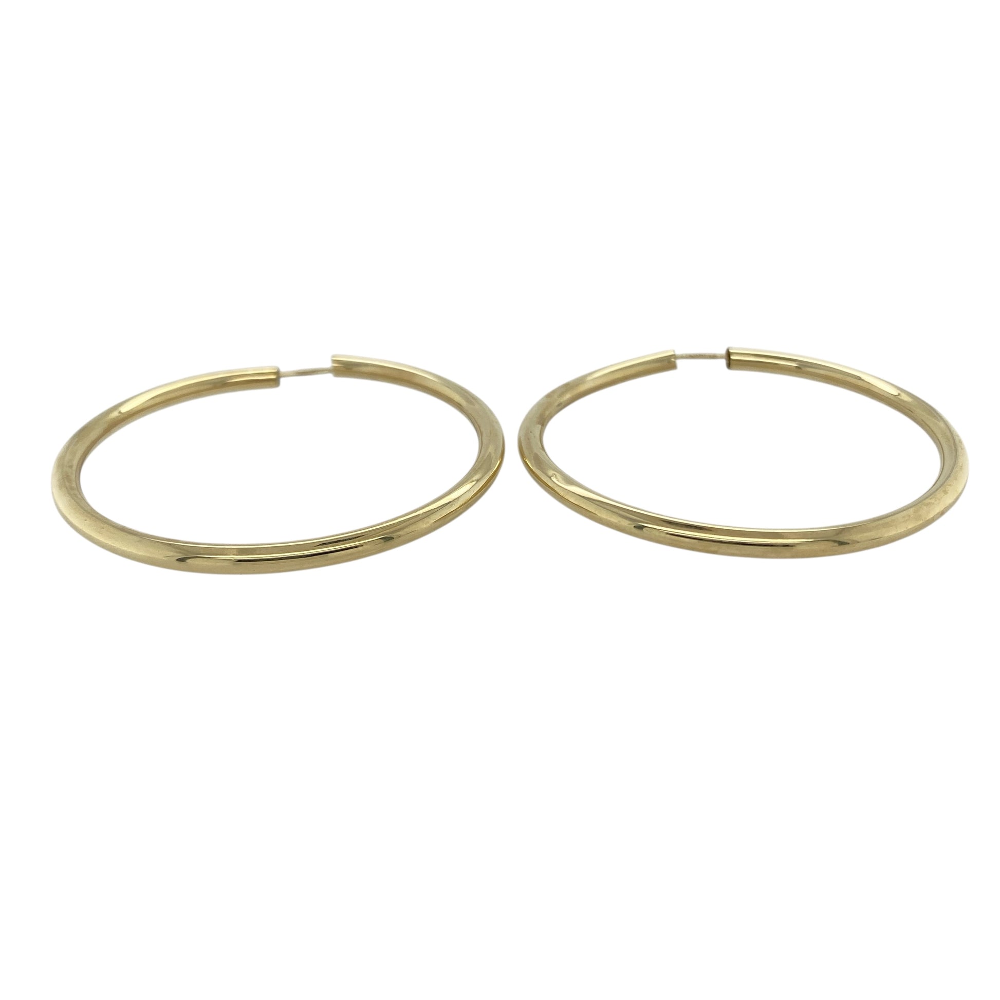 Bring bold simplicity and timeless shine to your collection with these pre-owned 9ct yellow gold hoop earrings, styled in a large plain design for classic appeal.

Design: Each earring features a smooth hollow hoop with a polished finish, offering a sleek and versatile look.
Material: Made from 9-carat yellow gold, the warm golden tone enhances their bold yet refined style.
Earring Detail: The hollow design ensures they remain lightweight while maintaining a statement presence.