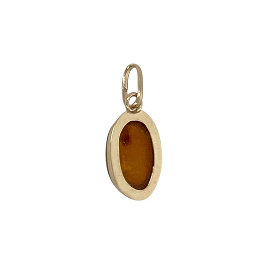Bring warm colour and natural charm to your collection with this pre-owned 14ct yellow gold pendant, featuring an oval amber cabochon.

Design: The pendant showcases a 12mm by 8mm oval amber cabochon, displaying the stone’s signature golden-orange tones and natural inclusions for unique character.
Material: Made from 14-carat yellow gold, the polished finish enhances the warm tone and frames the amber beautifully.