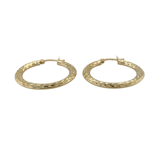 Bring classic style to your collection with these pre-owned 9ct yellow gold patterned hoop Creole earrings, a timeless design with subtle detail.

Design: Each earring features a traditional Creole hoop with a patterned finish, adding texture and elegance to the classic shape.
Material: Made in 9-carat yellow gold, the polished finish enhances the warm golden tone and highlights the decorative pattern.
