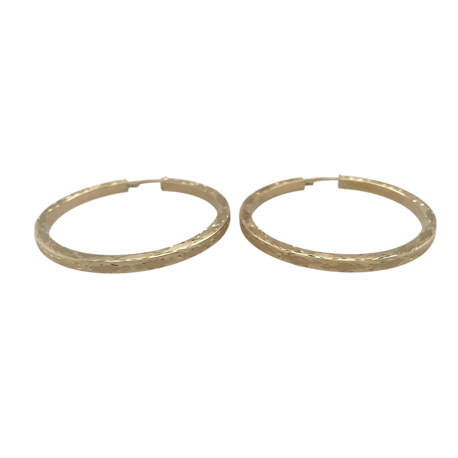 Bring bold style and timeless elegance to your collection with these pre-owned 9ct yellow gold large patterned hoop creole earrings, a statement pair perfect for elevating both everyday and evening looks.

Design: The earrings feature a large hoop creole shape with an intricate patterned surface, adding texture and eye-catching detail.
Material: Made from 9-carat yellow gold, the polished finish enhances the pattern while providing a warm and classic glow.