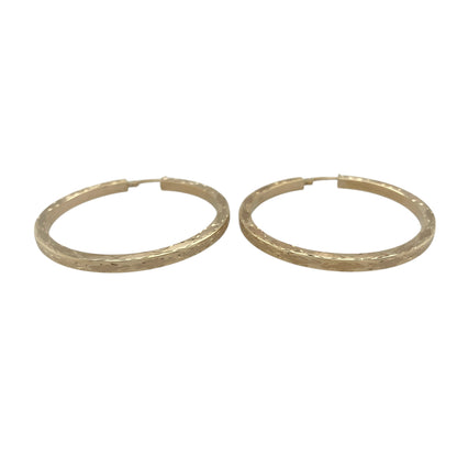 Bring bold style and timeless elegance to your collection with these pre-owned 9ct yellow gold large patterned hoop creole earrings, a statement pair perfect for elevating both everyday and evening looks.

Design: The earrings feature a large hoop creole shape with an intricate patterned surface, adding texture and eye-catching detail.
Material: Made from 9-carat yellow gold, the polished finish enhances the pattern while providing a warm and classic glow.