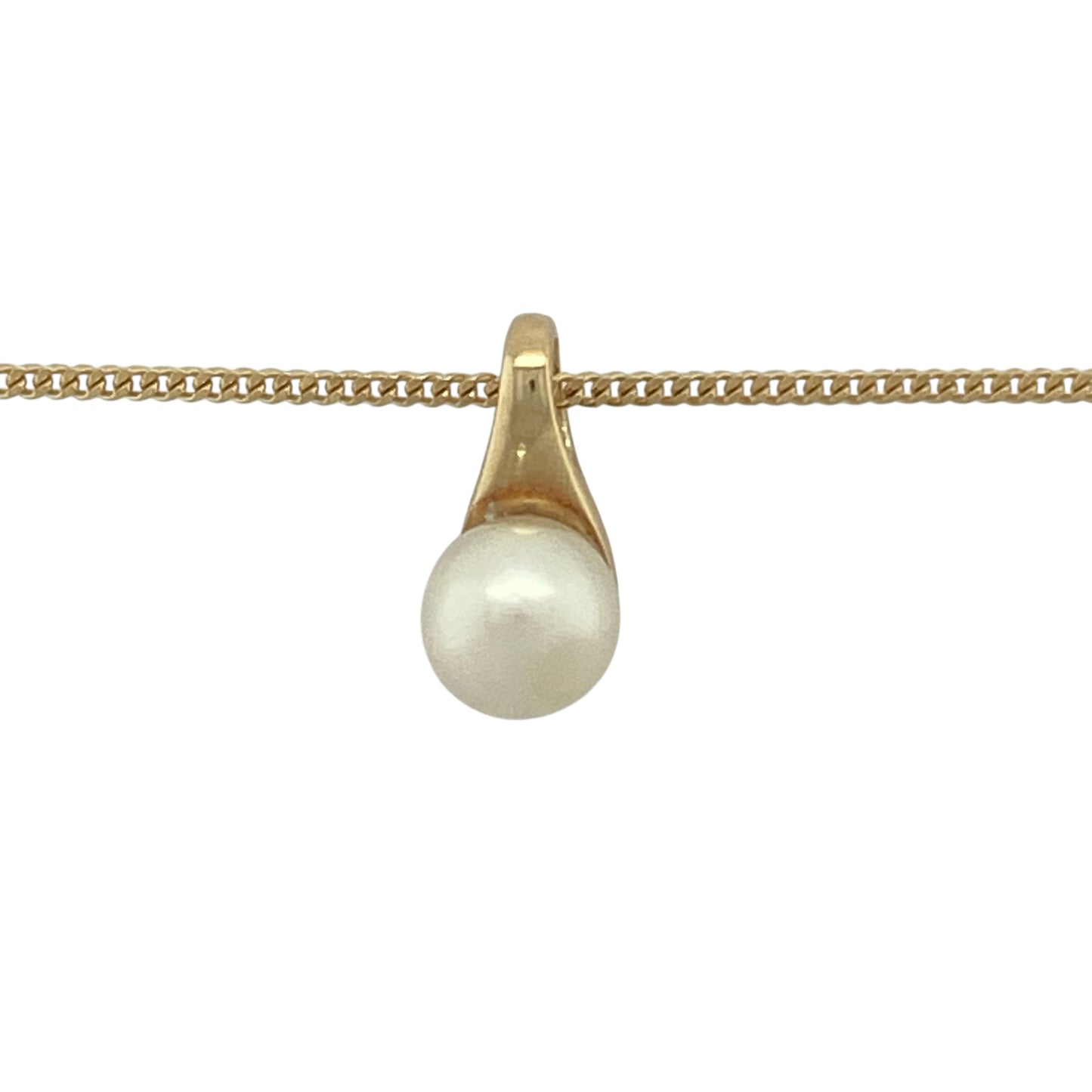 Bring timeless elegance and classic beauty to your collection with this pre-owned 18ct yellow gold pearl pendant necklace, a refined piece perfect for both everyday wear and special occasions.

Design: The necklace features a 1.3cm long pendant set with a single 7mm round pearl, offering a smooth and lustrous focal point.
Material: Made from 18-carat yellow gold, the polished finish enhances the creamy tone of the pearl, creating a warm and sophisticated contrast.
