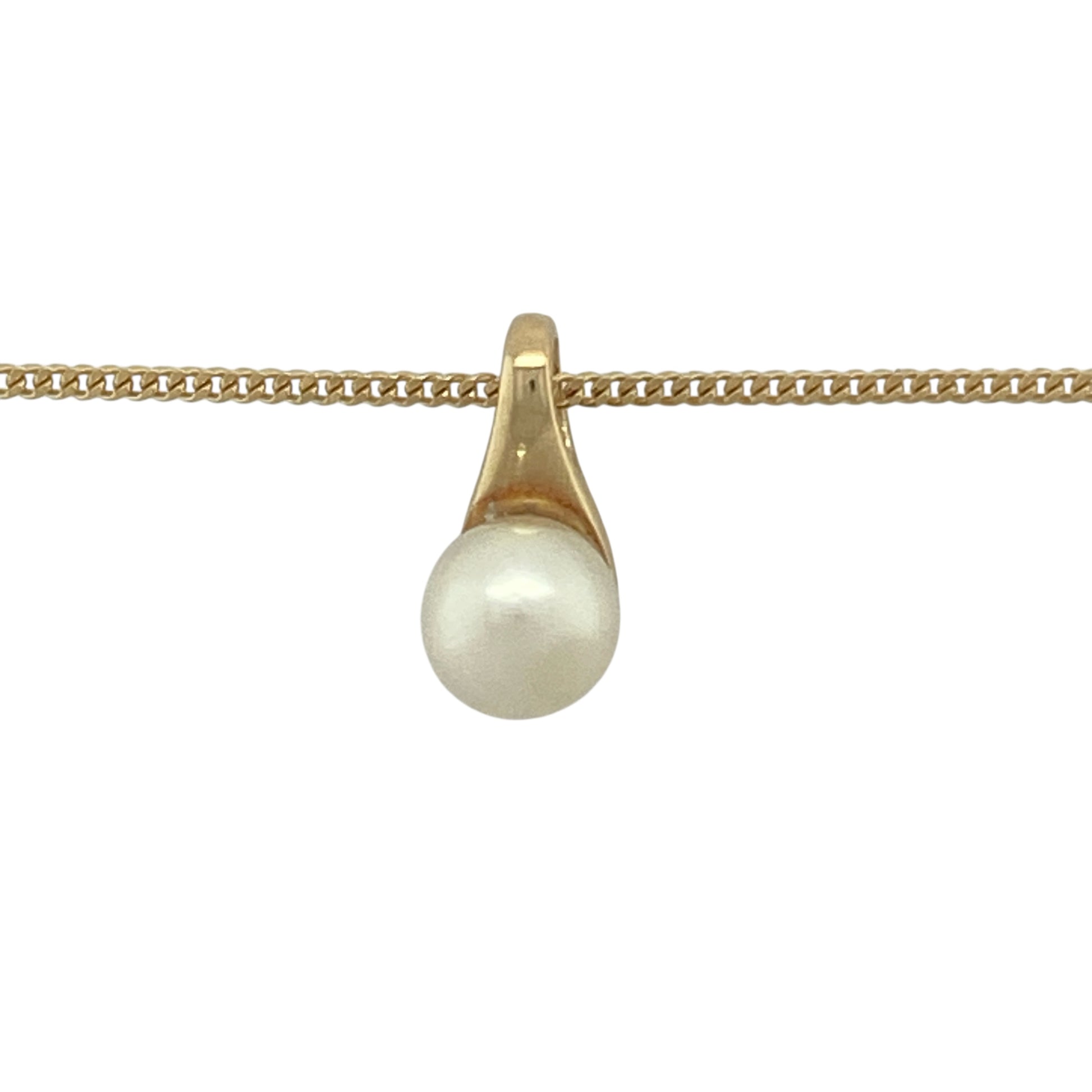 Bring timeless elegance and classic beauty to your collection with this pre-owned 18ct yellow gold pearl pendant necklace, a refined piece perfect for both everyday wear and special occasions.

Design: The necklace features a 1.3cm long pendant set with a single 7mm round pearl, offering a smooth and lustrous focal point.
Material: Made from 18-carat yellow gold, the polished finish enhances the creamy tone of the pearl, creating a warm and sophisticated contrast.