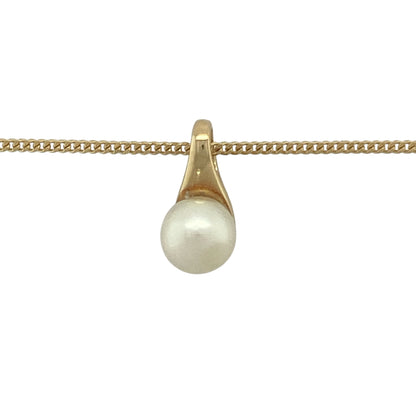 Bring timeless elegance and classic beauty to your collection with this pre-owned 18ct yellow gold pearl pendant necklace, a refined piece perfect for both everyday wear and special occasions.

Design: The necklace features a 1.3cm long pendant set with a single 7mm round pearl, offering a smooth and lustrous focal point.
Material: Made from 18-carat yellow gold, the polished finish enhances the creamy tone of the pearl, creating a warm and sophisticated contrast.