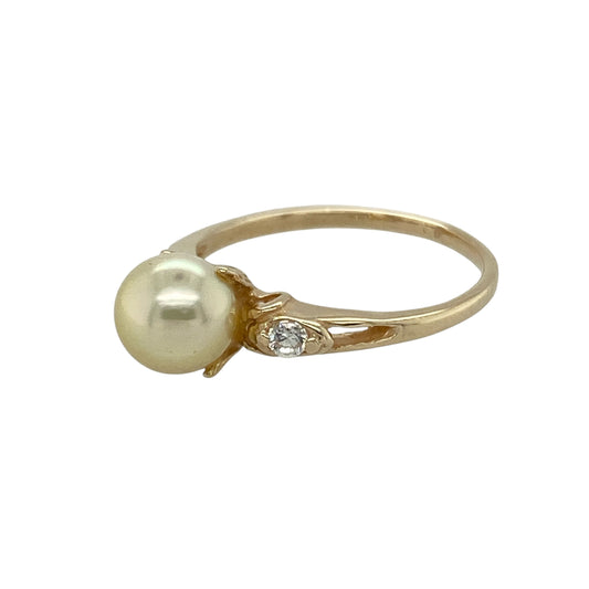 Bring soft elegance and timeless sparkle to your collection with this pre-owned 9ct yellow gold pearl and cubic zirconia ring, a graceful design perfect for both everyday wear and special occasions.

Design: The ring features a 6mm champagne-coloured synthetic pearl at the centre, flanked by a cubic zirconia stone on either side for a touch of brilliance.
Material: Made from 9-carat yellow gold, the polished finish complements the warm tone of the pearl and enhances the sparkle of the stones.