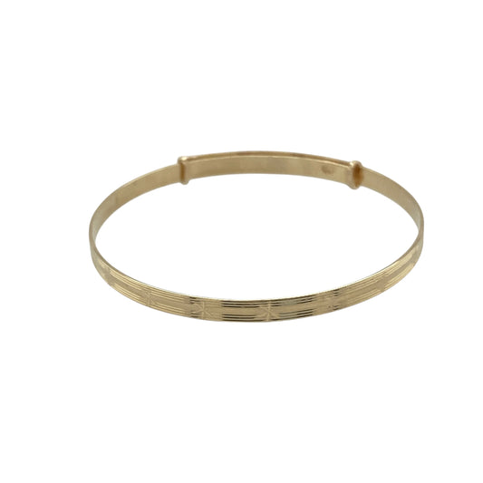 Bring sentimental charm and timeless style to your collection with this pre-owned 9ct yellow gold patterned expanding baby bangle, a meaningful keepsake perfect for celebrating a special occasion.

Design: The bangle features a 3mm wide band with a decorative patterned finish, adding delicate texture to a classic style.
Material: Made from 9-carat yellow gold, the polished surface enhances the design while giving the bangle a warm glow.